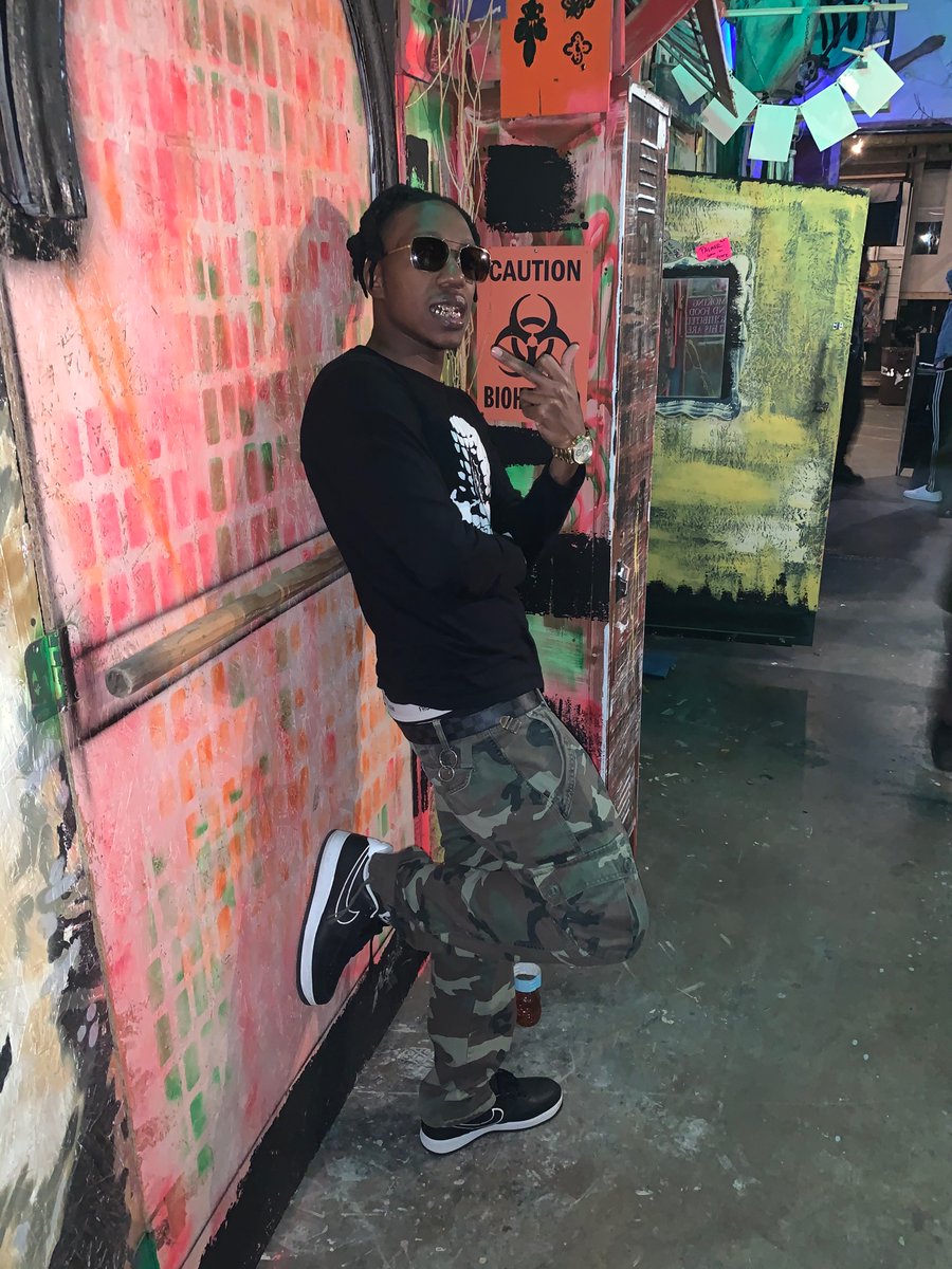 IceyDaMike's tweet photo. A Young Nigga Made it see 25 β¨ I gotta Thank God W/O him none of this would b possible ππΏ 12/21/1994 A legend was born π₯ΆβοΈβ· #Iceydamike #Lit #Bentbehindtint #legend Fly in Peace Jxhnny Cv$h & Mikey $av https://t.co/IIkcetSozt