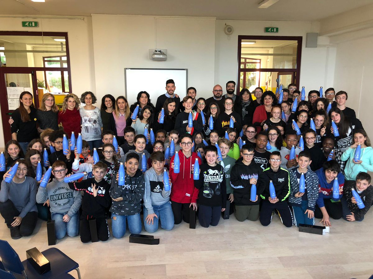 Questa mattina abbiamo consegnato agli #studenti dell'ISC di Cupra Marittima e Ripatransone 230 #borracce targate Ecoland.it per dire basta alle bottigliette di #plastica monouso! ♻️