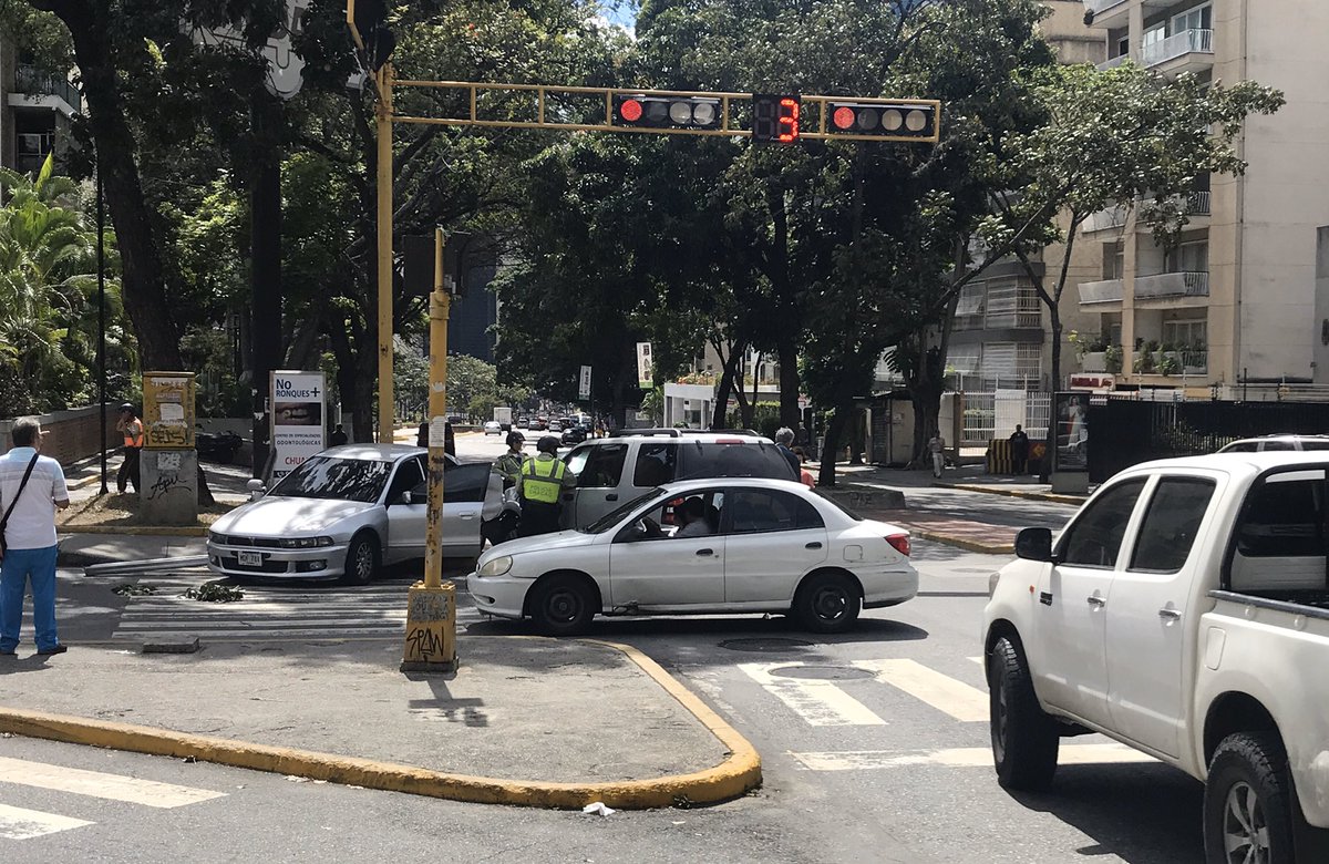 STHGibbs's tweet image. Confusion over whether traffic lights should be ignored, or not, is a frequent cause of accidents in Caracas.