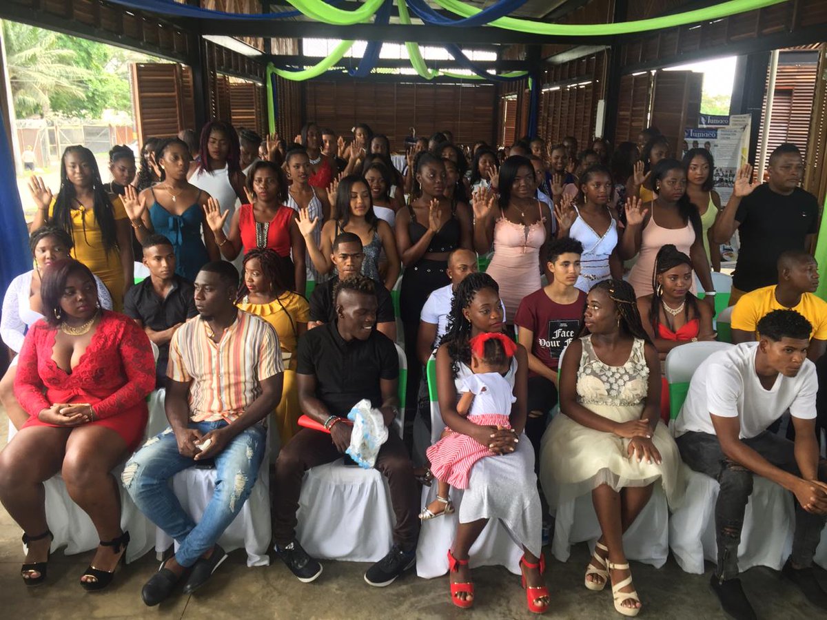 UEenColombia's tweet photo. ¡Una #Noticia para chuparse los dedos! El grado de 50 ‘Anfitriones para la #Paz’ en #Tumaco, una iniciativa que brinda oportunidades a jóvenes de zonas afectadas por el conflicto, a través de escuelas móviles de gastronomía #RuralPaz #FondoEuropeoParaLaPaz🇨🇴🕊️🇪🇺 https://t.co/O2sem669FN