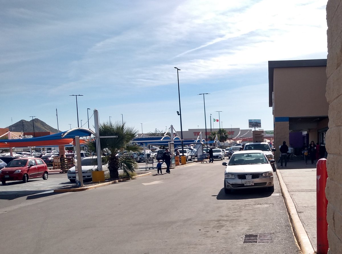 ComoHmo's tweet photo. Hay 2 tipos de conductores: los que se estacionan en dónde deben, y los que aunque sea línea roja o amarilla dejan el carro cerquita para 'no caminar' (zona de hidrantes) y sí había espacio, algo lejos pero sí había cajones vacíos #Hermosillo @JORGETAPIAINIGO @CallesNoti https://t.co/0keI8NRnfP