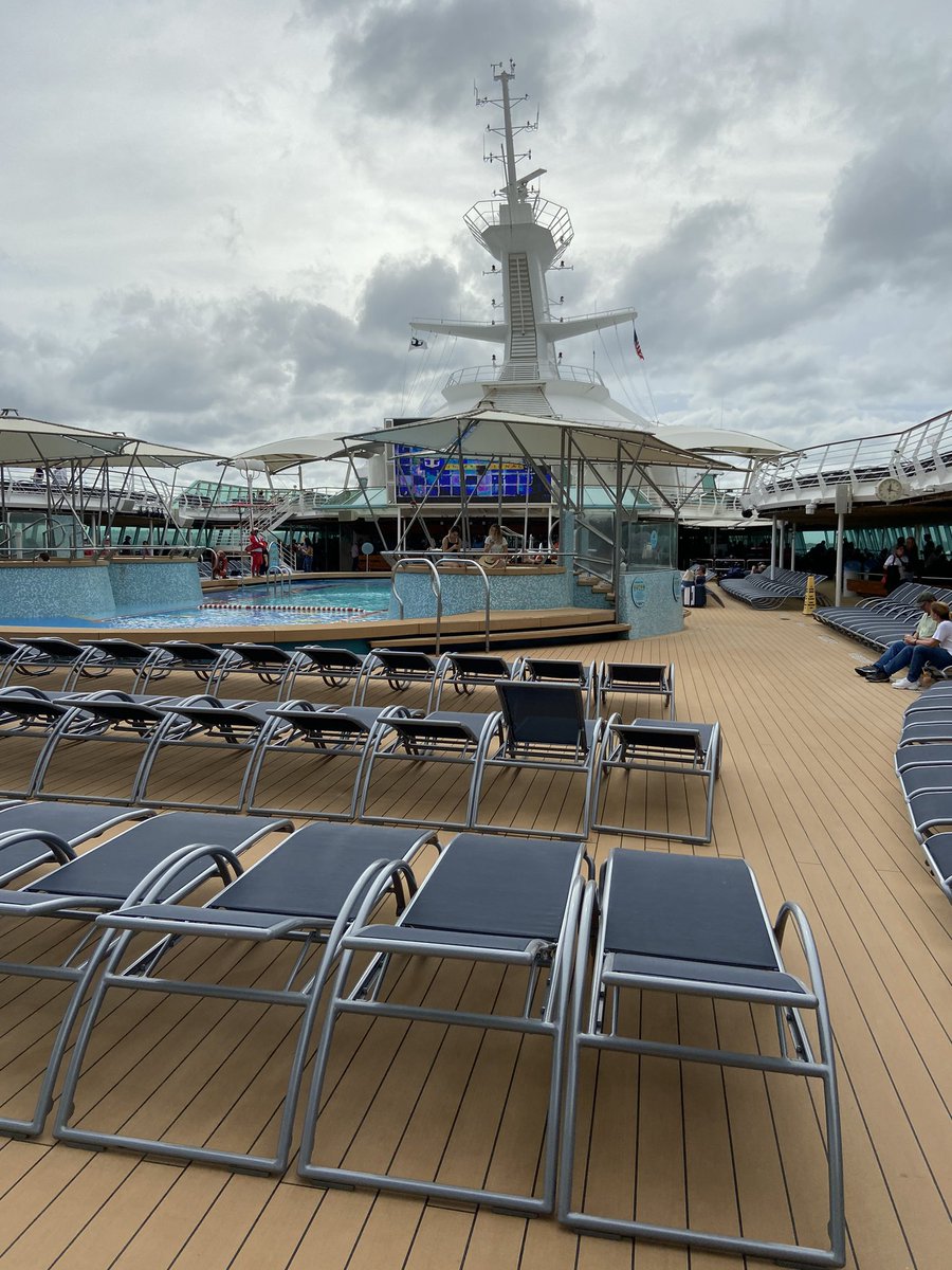 RealRupertX's tweet photo. We are packing a pallet load of onions, and, a pallet of SIerra Nevada Pale Ale on this cruise. I like that beer, I like my onions, so -we good. #onionclub @SierraNevada #Caribbean #seaduty @RoyalCaribbean https://t.co/ZkxpUfnSfE