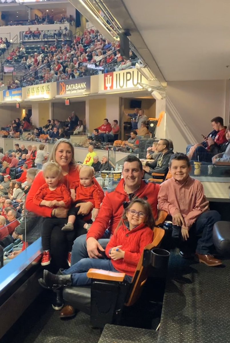 Dr_VanMeter's tweet photo. Who let the dawgs out! #CrossroadsClassic #BrownieDoesItBest https://t.co/VRp4qjhSfp