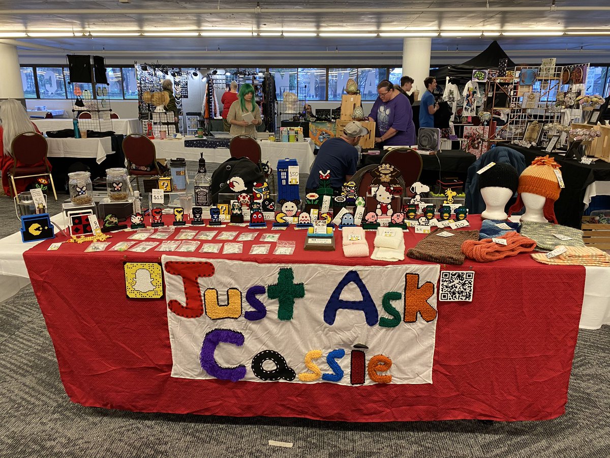 just_ask_cassie's tweet image. We are officially open to the public! Come on down and do a little shopping, see some great cosplay, lip sync battle, and even play some video games!
#vendorwonderland #doubletreepdx #cosplay #holidayshopping #lastminutegifts #lipsyncbattle #minicon