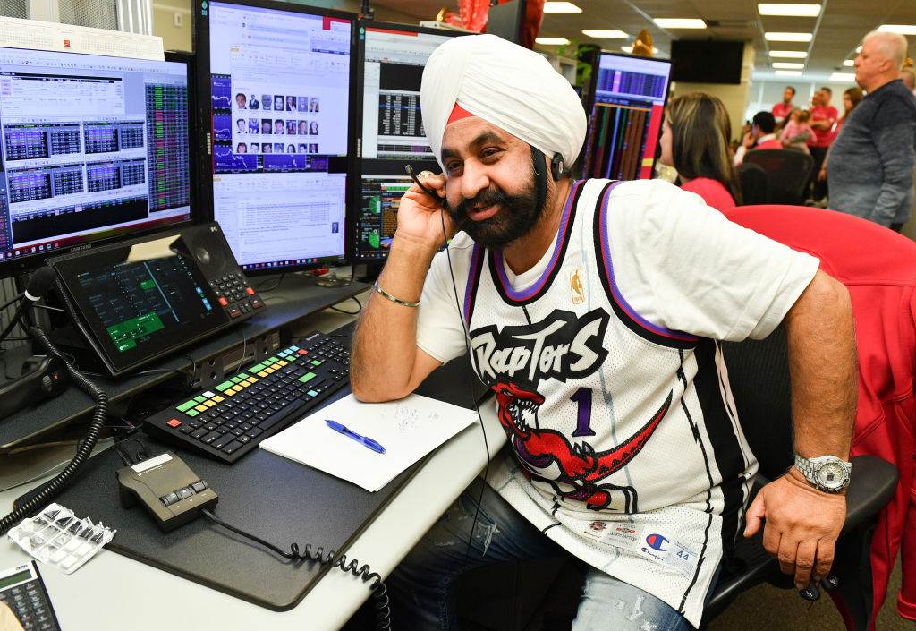SLAMonline's tweet photo. Raptors super-fan Nav Bhatia has arranged for Corey Groves, a 17-year-old Lakers fan diagnosed with cancer, to meet LeBron James on Christmas Day. ❤️🙏 https://t.co/k1cn7oSkYm