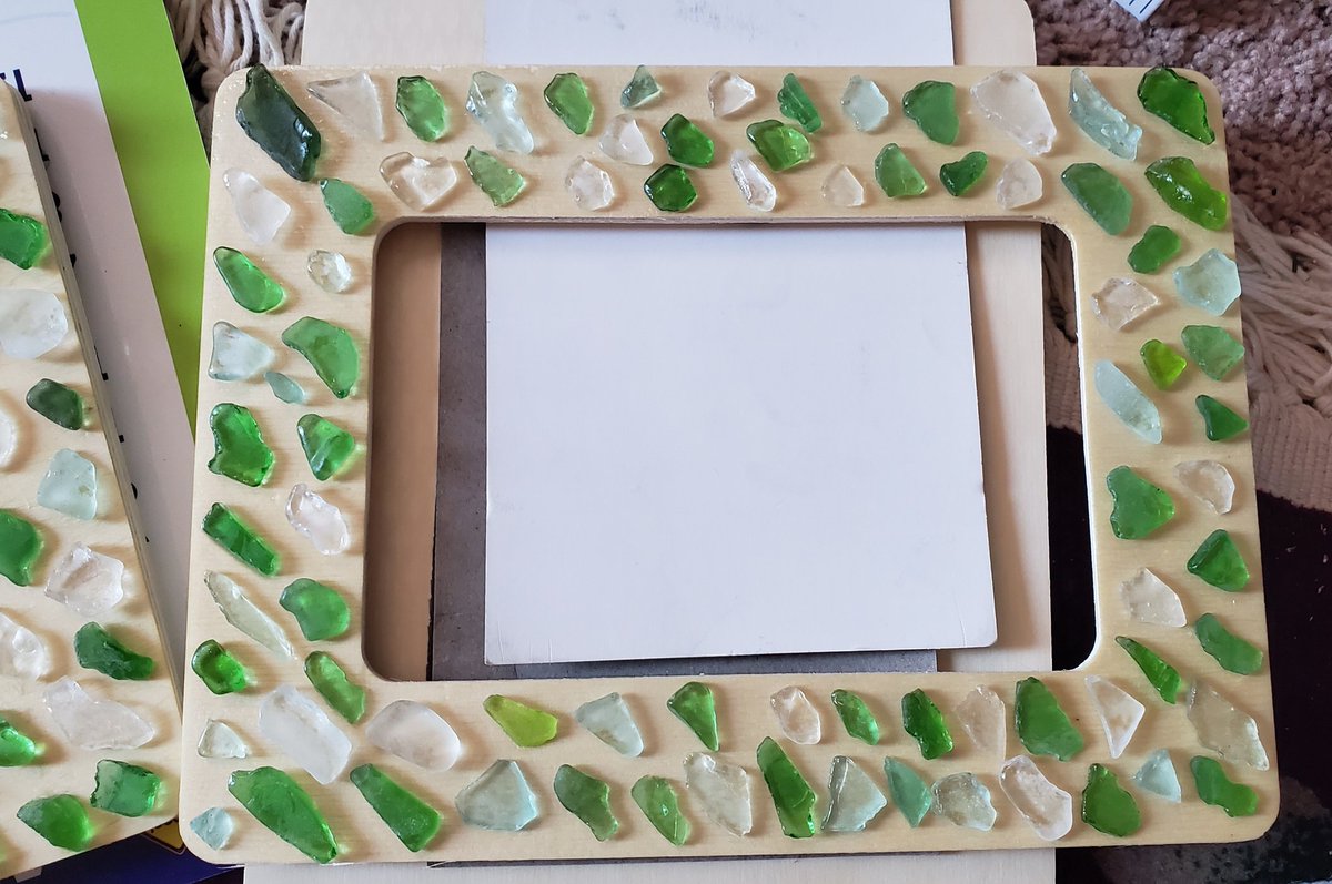 LoraKaelber's tweet photo. I have been in my art studio (aka: on my floor) for the last few hours.

One piece to go that has to wait til after Christmas. Just don't have it in my body today. 

#LakeBooty #driftwood #seaglass https://t.co/UZHG3zT5ru