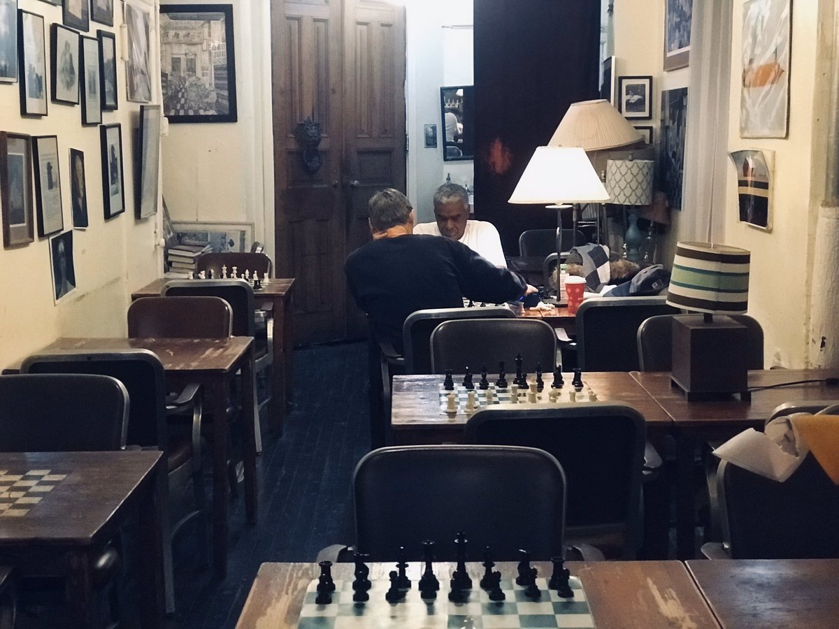 ale_chilango's tweet image. El club de ajedrez.