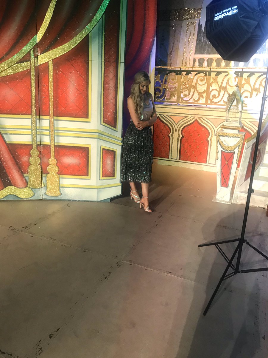 JennyleeDixon's tweet photo. A few behind the scenes shots of brand new photoshoot with @irishdailymail Mail On Sunday Magazine.. out Tomorrow! π§π»ββοΈβ¨ (The #CheeriosPanto ) https://t.co/9YRfMma6yD