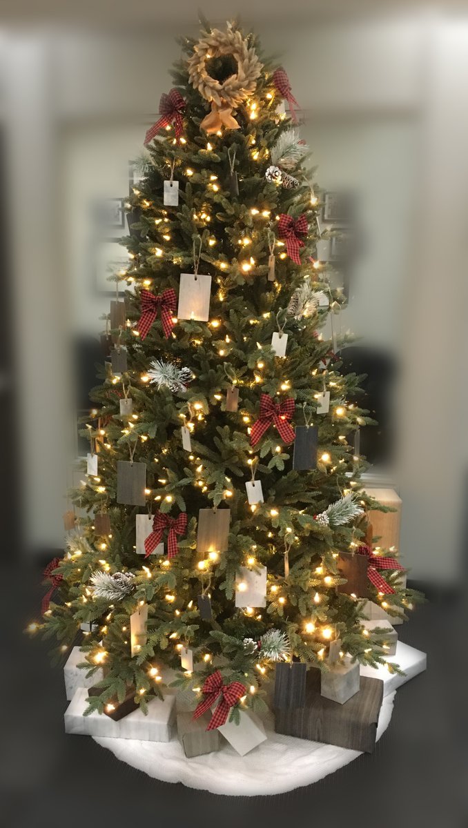 C'est la saison de la décoration et de la lumière. Le feuillage persistant est l'espoir. Le solstice se tourne vers l'intérieur pour une réflexion et un repos confortables. Le symbolisme est ancien et intemporel.