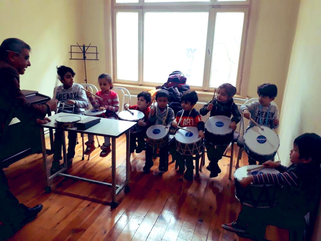 🗣<a href="/EUDelegationTur/">AB Türkiye Delegasyonu🇪🇺EU Delegation to Türkiye</a> tarafından fonlanan Konya Toplum Merkezimiz çocuk etkinlik alanı faydalanıcılarımıza, gerçek deneyimler üzerine temellenen müziği deneyerek,çocukların kendilerini ifade edebilmeleri  ve sosyal paylaşımlarda bulunabilmeleri için #orffeğitimi ne başladı.🎶☺️