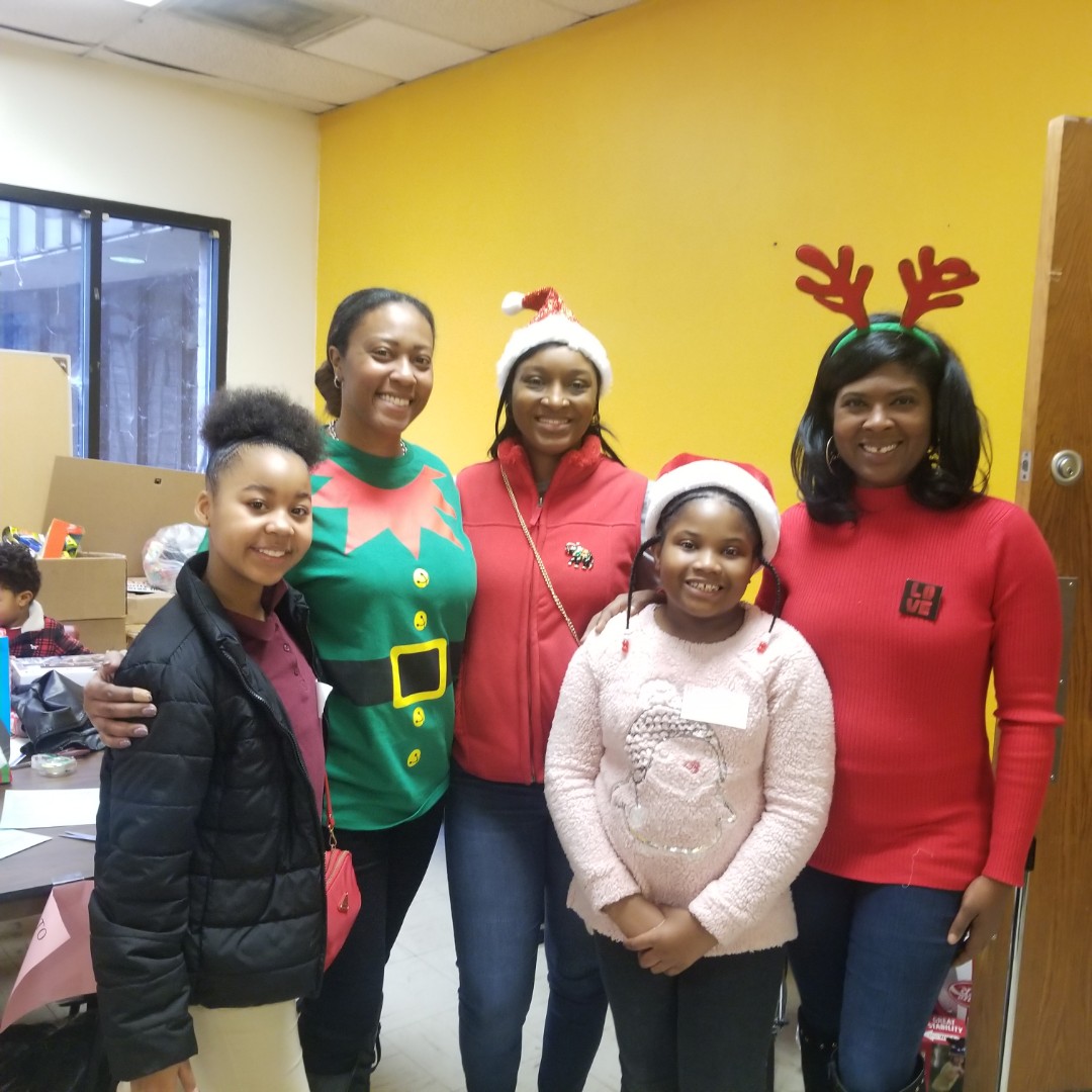 DMills01's tweet photo. I couldn't have thought of a better way to begin my Winter Breakโค. Just a little community service with my @StonewallTell family to brighten the day of others. Happy holidays๐. #givingisbetter @AderoCarter @ShoMommy @STESMusic @Perryman_ED @philiphammonds @GADFCS https://t.co/GT7kWNTpJL