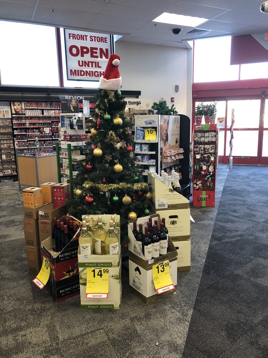 LynseyGenauer's tweet photo. Santa’s elves have been hard at work across CVS stores in D11! So exciting seeing some record breaking sales this week! #R53SleighAllDay #59YouKnow https://t.co/i9wn9o6ols