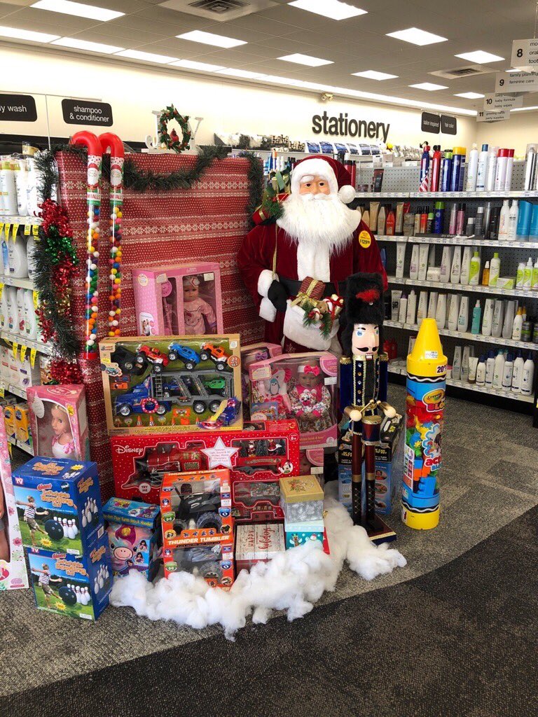 LynseyGenauer's tweet photo. Santa’s elves have been hard at work across CVS stores in D11! So exciting seeing some record breaking sales this week! #R53SleighAllDay #59YouKnow https://t.co/i9wn9o6ols
