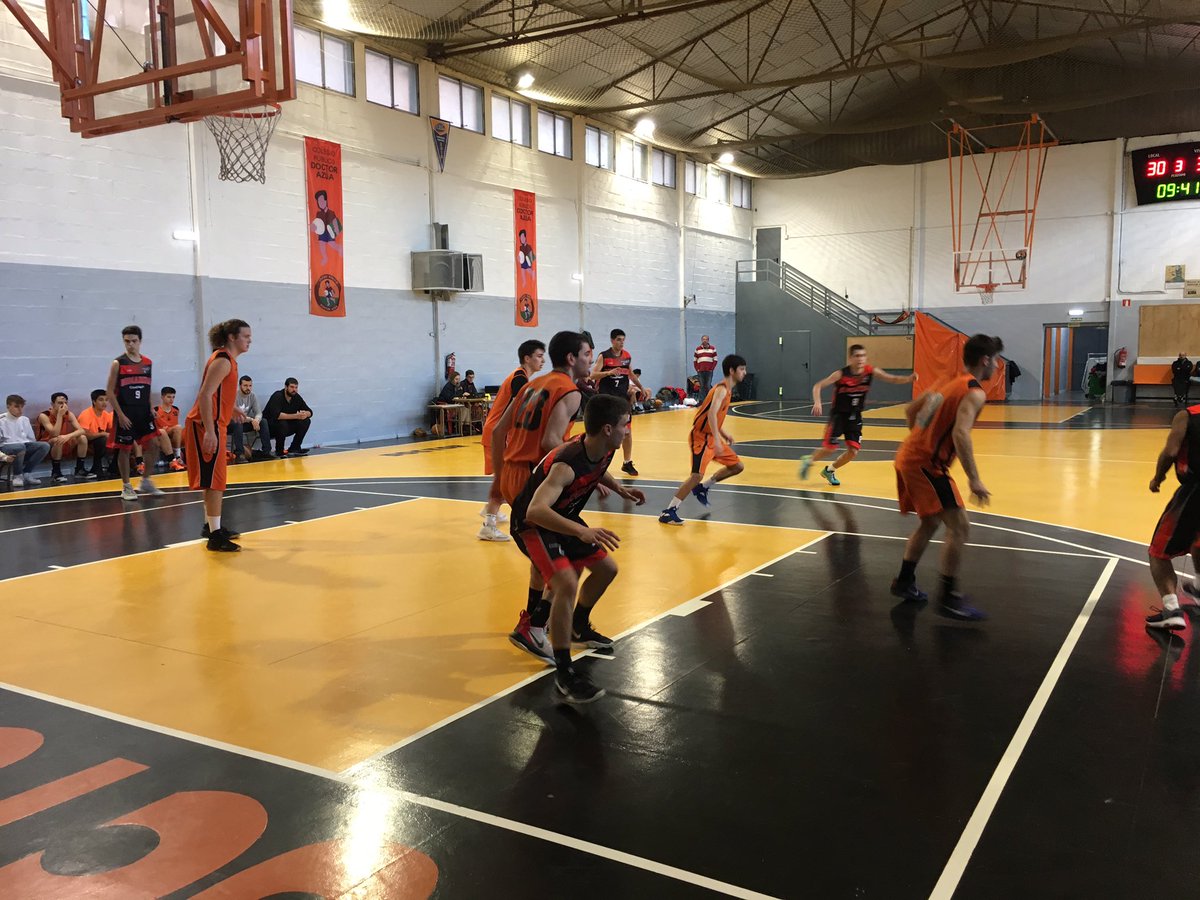 CDRomareda's tweet photo. 🏀🏀 Campeonato de Aragón Junior Masculino @baloncestoazua 59 @coolpack_es Romareda 70 Vamoooos💪💪 Primera victoria de nuestros chicos en liga!! Premiando el esfuerzo y el trabajo que hacen en cada entrenamiento #orgulloRomareda https://t.co/2tMx1sf9H1