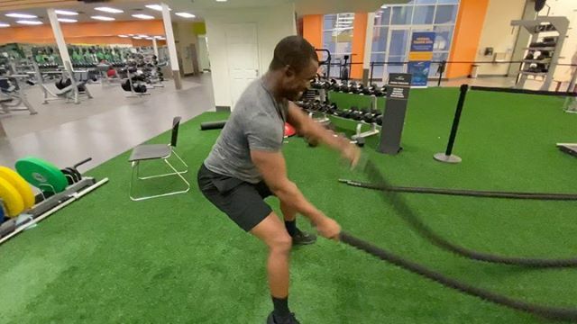Jesse_Iwuji's tweet photo. 10pm at the gym... #fitness #workoutroutine #stayinshape #allyearresolution https://t.co/Xq66AOdPx1 https://t.co/RCXjjRoSa5