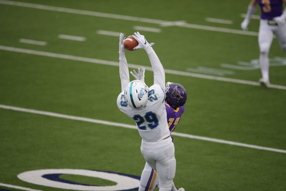 UWFFootball's tweet photo. YOU. GOT. MOSSED. (TWICE).

#⃣2⃣9⃣ skies for two big grabs including a TD to put the Argos up again 2⃣1⃣-1⃣4⃣ early in the 2nd Q🔥

#GoArgos https://t.co/mhrohTDZGN