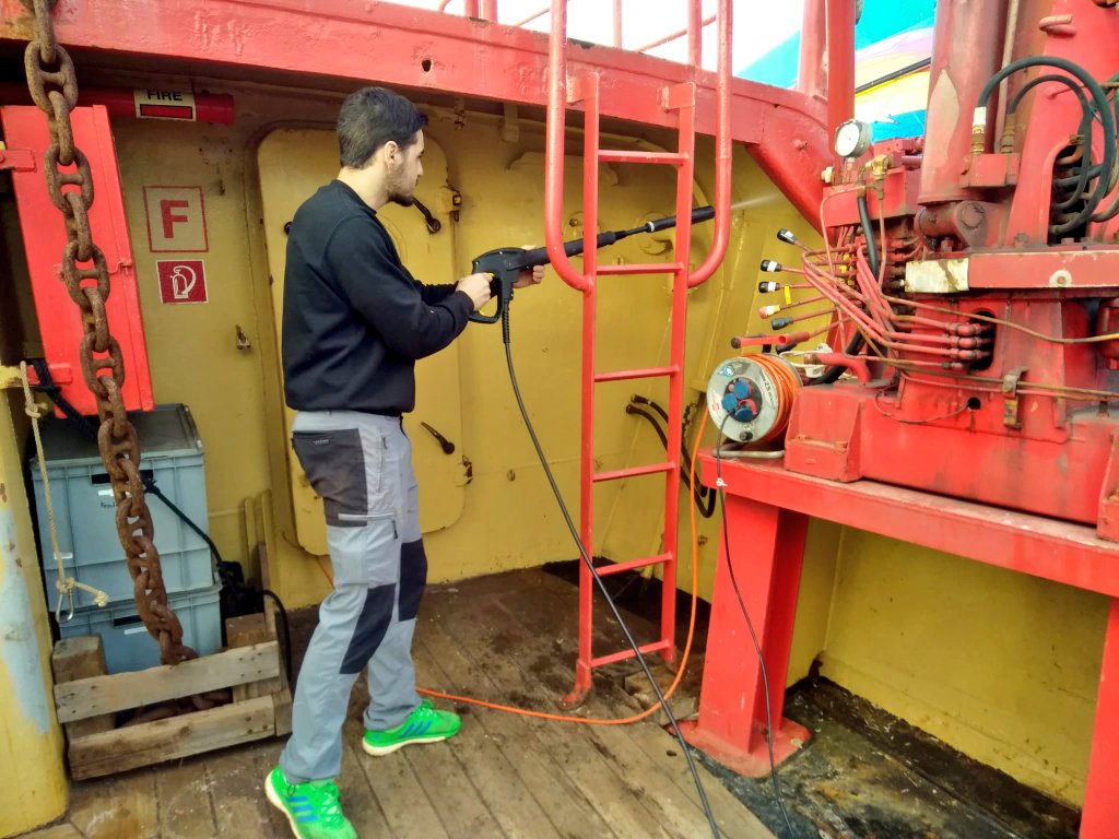 proemaid's tweet photo. Antes de retirarnos por hoy, os mostramos parte de las tareas de acondicionamiento que algunos de nuestros #voluntarios realizan en nuestro barco #Life.
En especial queremos dar infinitas gracias a Raúl Roca, x su inestimable ayuda con las defensas.
https://t.co/oXpl2FMdUF https://t.co/I9TEZftm9f