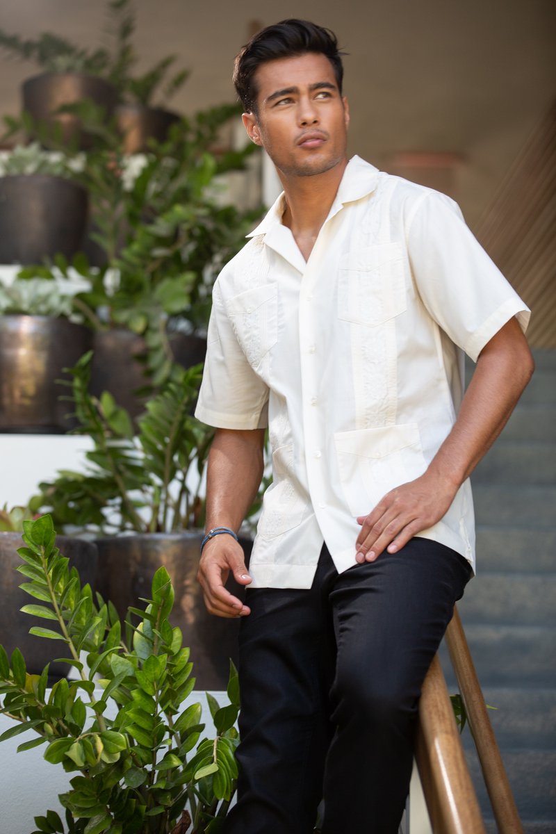 Cubavera's tweet photo. Summer spirit. Impeccably styled. #Cubavera #CubaveraMan #CubaveraHoliday #Holidaycollection #NewArrivals #GiftGuide #LookGoodFeelGood #MensFashion #Authentic #Weekendstyle #MensStyle #HolidayGiftGuide
Shop Now: https://t.co/RktL055mMA https://t.co/d1pzQVke6x