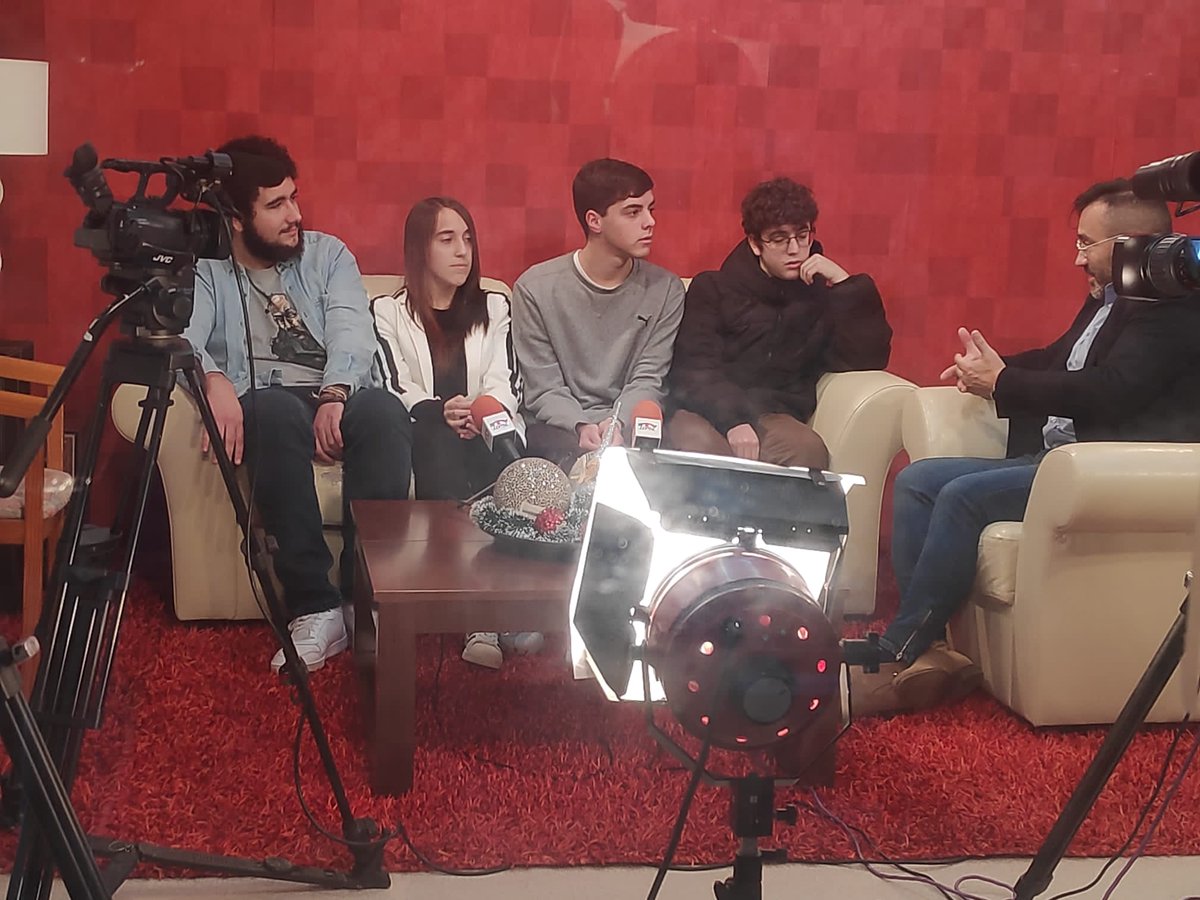 vicenv2's tweet photo. O alumnado do IES Plurilingüe Xosé Neira Vilas que participou na curtametraxe "Nunca máis", foi hoxe entrevistado na televisión local de As Pontes #OrgulloNeira https://t.co/8b005Dbgce