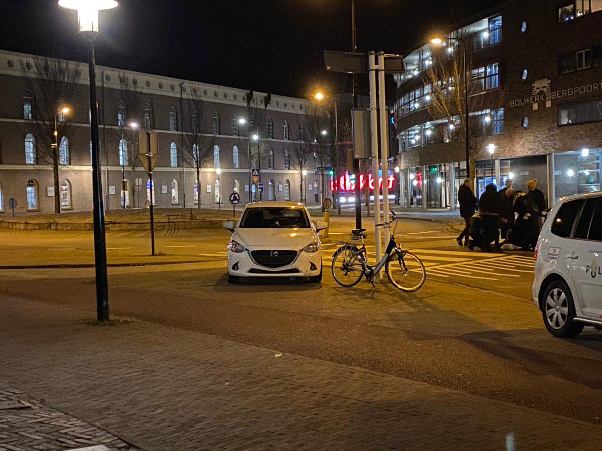 Fietser gewond bij aanrijding op Emmaplein in Deventer .