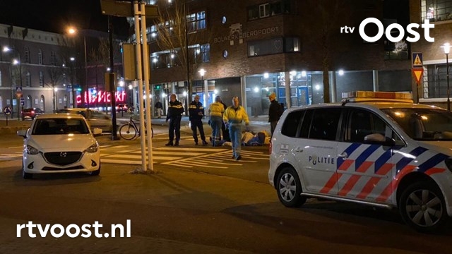 Fietser gewond naar ziekenhuis na aanrijding in Deventer. #rtvoost.