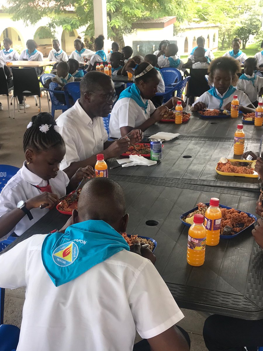 Mapon_Matata's tweet photo. Heureux d’avoir partagé ce jour à Kindu le repas avec les élèves de C.S. Mapon dans l’avant-midi et avec les étudiants de l’Universite Mapon dans l’après-midi. Ce fut un grand plaisir de voir la jeunesse se détendre. Meilleurs vœux à tous les élèves et étudiants. https://t.co/07Hm2CcTZn