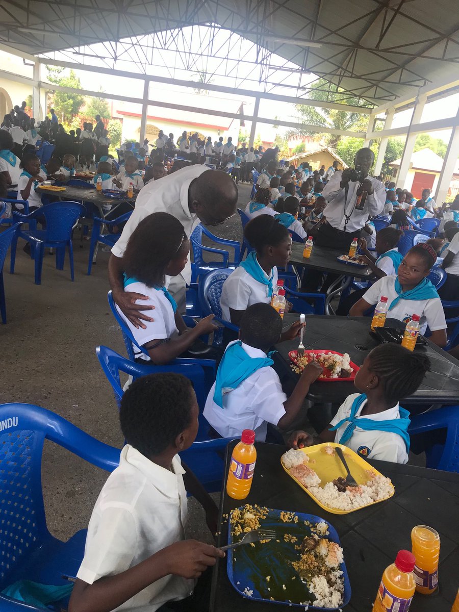 Mapon_Matata's tweet photo. Heureux d’avoir partagé ce jour à Kindu le repas avec les élèves de C.S. Mapon dans l’avant-midi et avec les étudiants de l’Universite Mapon dans l’après-midi. Ce fut un grand plaisir de voir la jeunesse se détendre. Meilleurs vœux à tous les élèves et étudiants. https://t.co/07Hm2CcTZn
