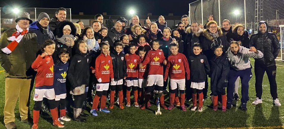 UDSantaMarta's tweet photo. ♥️⚪️⚽️ Otra alegría más 🏆 El PreBenjamínA se ha proclamado campeón del #CCFTorneoMemorialAlexdeAndres celebrado en Cabrerizos 
Felicidades, campeones‼️ 👏👏👏 https://t.co/QA2dmkeG4t
