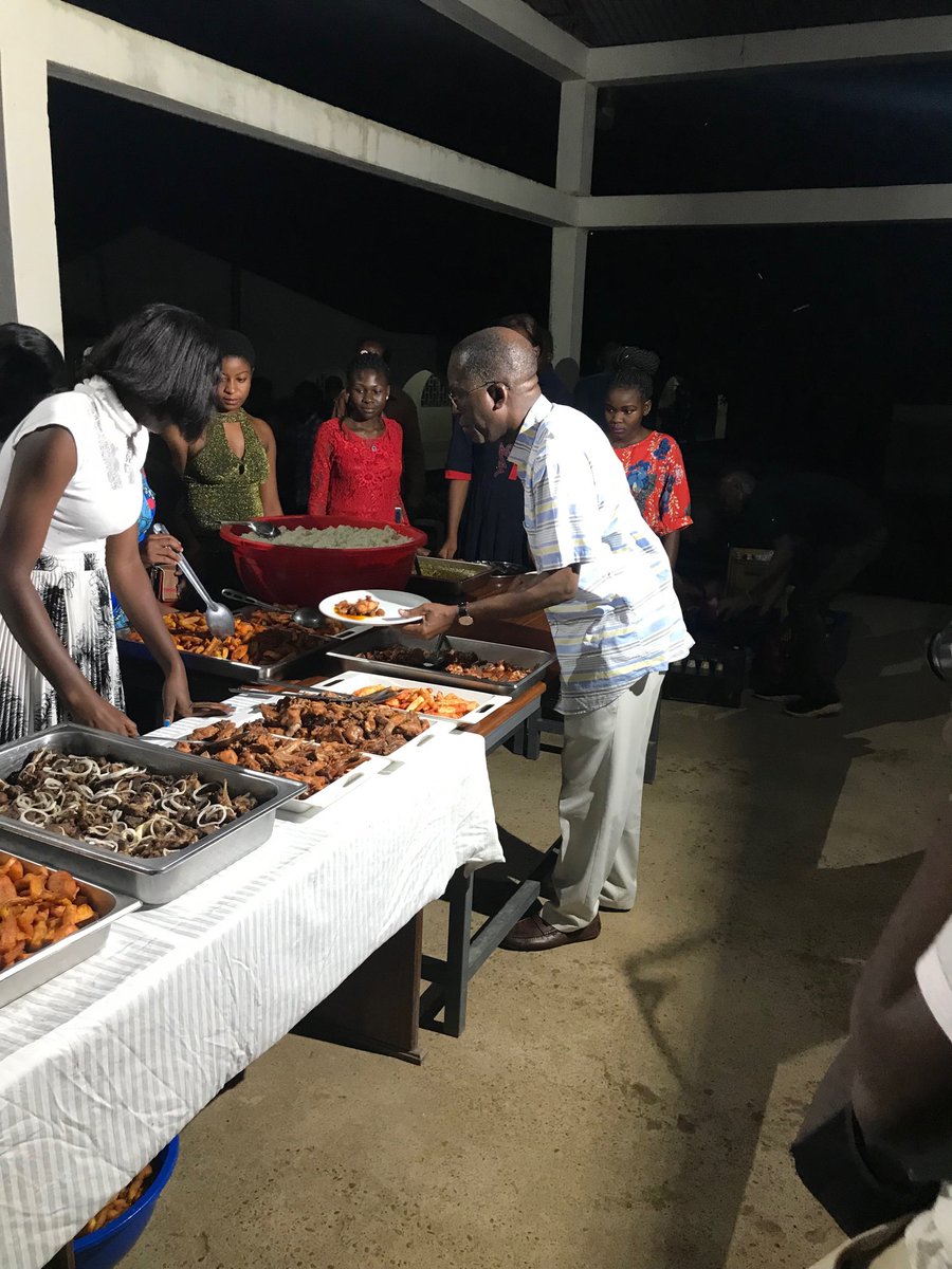 Mapon_Matata's tweet photo. Heureux d’avoir partagé ce jour à Kindu le repas avec les élèves de C.S. Mapon dans l’avant-midi et avec les étudiants de l’Universite Mapon dans l’après-midi. Ce fut un grand plaisir de voir la jeunesse se détendre. Meilleurs vœux à tous les élèves et étudiants. https://t.co/07Hm2CcTZn