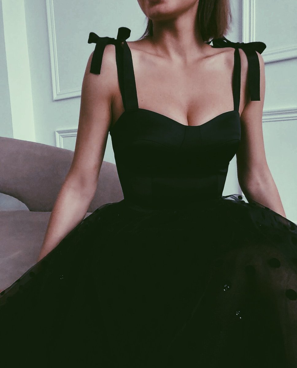 .                               『 ♛』

❝  Reina de corazones, que roba la atención de los que la ven al pasar y que mata con una simple sonrisa. 

Reina de corazones, que solo le pertenece al viento.❞

            #AlCharms