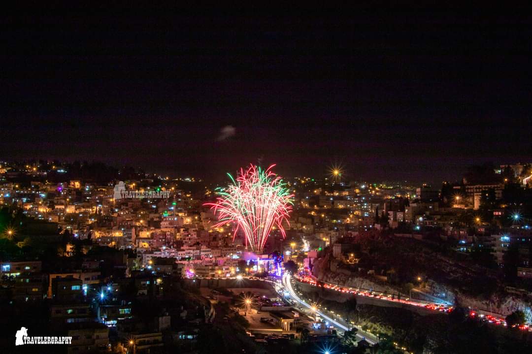 السلط مساءا الاحتفال باضاءه شجره