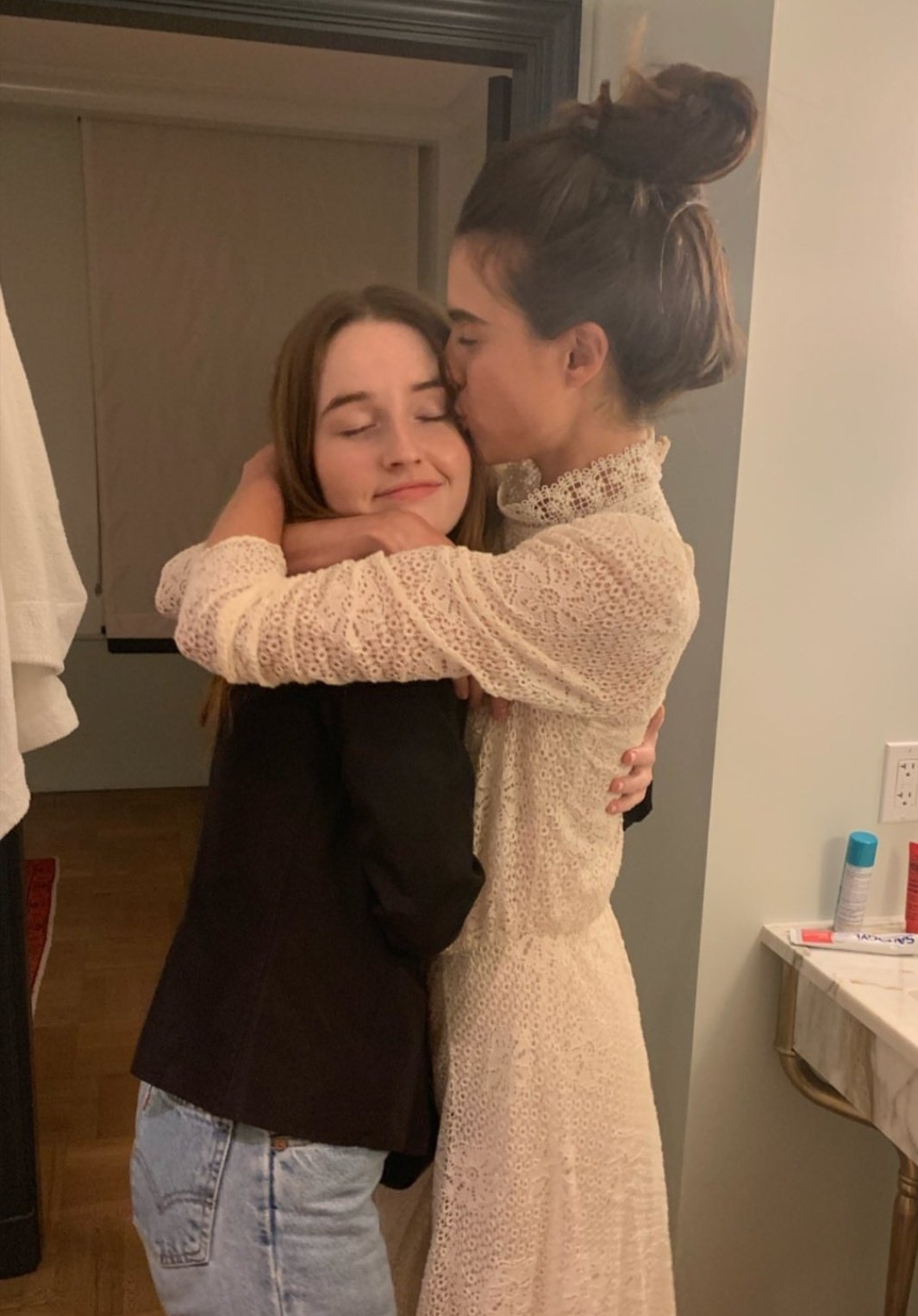 Margaret Qualley felicitando el cumpleaños a Kaitlyn Dever en Instagram. Cute. Happy birthday, 