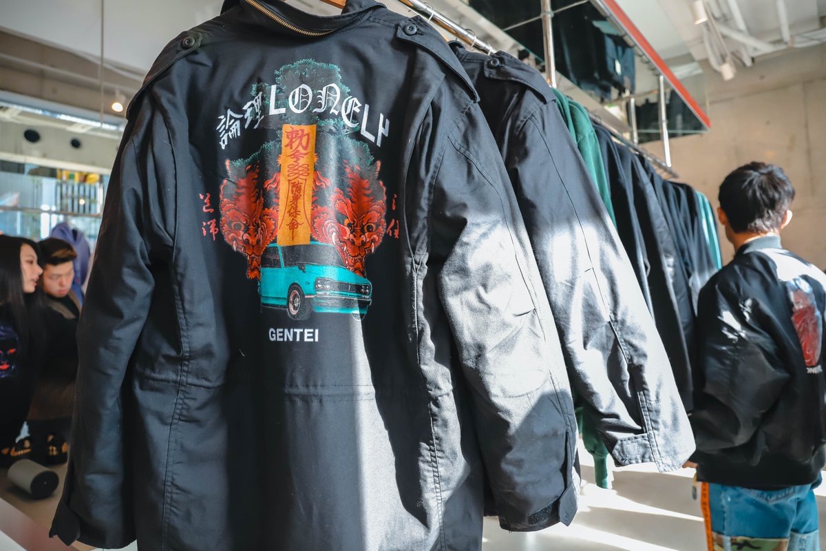 lineupstore_pus's tweet photo. 「LONELY論理」「worldwide famous」合同POP UP STORE開催！スペシャルな限定アイテムも発売！

2019/12/20 - 12/22の３日間、LINE-UP STOREにて「LONELY論理」「worldwide famous」の合同POP UP STOREを開催しております🔥

https://t.co/E8bP4kCfFa https://t.co/2xqjF8h0Z0