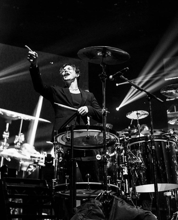 5SOS UPDATES! on Twitter "5SOS performing in Chicago! 📸 NikosOnTheRun…