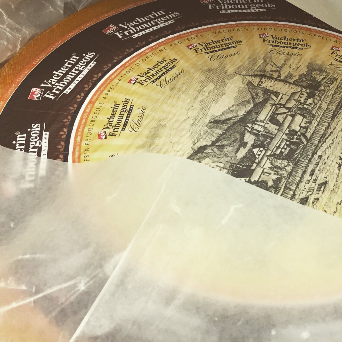 selectionhh's tweet image. For your perfect Cheese Fondue 🤤 Freiburger Vacherin lends the “Fondue moitié-moitié” (consisting of half Gruyère AOP and half Freiburger Vacherin AOP) a thick, creamy texture and 😉 taste.  selection-hermann-hofmann.com #vacherinfribourgeois #swisscheese