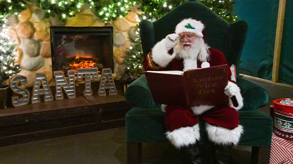 worldsoffun's tweet photo. ๐
He's making a list, and he's checking it twice!
Stop by to see the big man and pose for a picture at St. Nick's pics before he jets off in his sled Christmas Eve. #WinterFestKC https://t.co/Tf0BA8OYTm