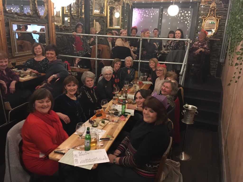 sarnhllefaru's tweet photo. #PartiDolig 🎉 #bwydda #cwmnida #joio @contis_cafe #Evita #gêmau #gêmyfflaps #cerddirgorffennol #pwyywpwy 🍦🍸🎄🎅 https://t.co/nHrlFfWVM9