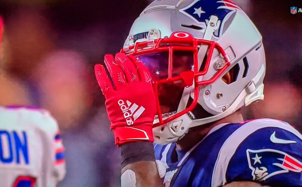 .<a href="/SweetFeet_White/">James White</a> let's get you some Anti-Fog Gel on that visor!

#NFL <a href="/Patriots/">New England Patriots</a> <a href="/oakley/">Oakley</a>