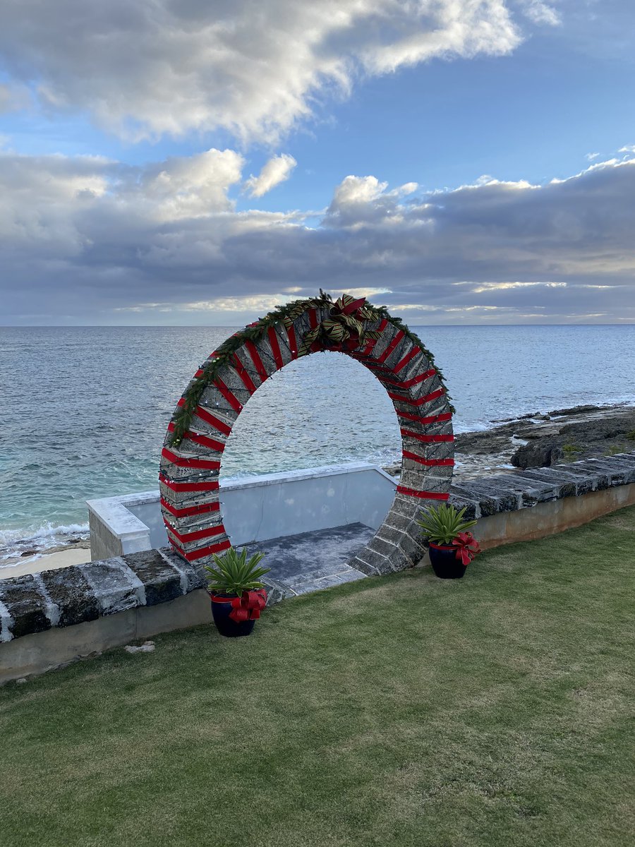 BDAMilkman's tweet photo. Even #moongates celebrate #Christmas #outhere @Bermuda ! https://t.co/YB7QR5I9sQ