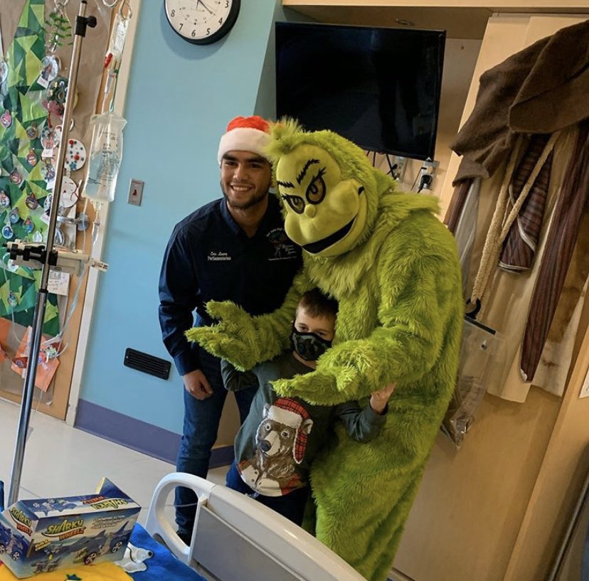 SPID3_GABE's tweet photo. Such a great experience with @ElPasoChildrens and @DVHSMBA 
Thank you all those that donated 💚🎁🎄 https://t.co/ccnYIYNU4J