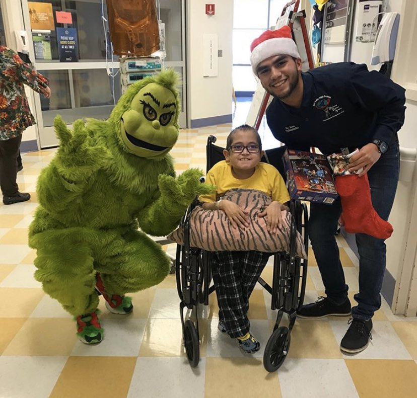 SPID3_GABE's tweet photo. Such a great experience with @ElPasoChildrens and @DVHSMBA 
Thank you all those that donated 💚🎁🎄 https://t.co/ccnYIYNU4J