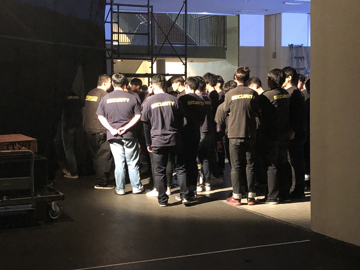 YABE4's tweet photo. ダイバー達を全身で受け止めてくれる屈強な男達！
このセキュリティーの皆さんが居なかったら…とんでもない事故が起こる！
ダイバー達が一番感謝すべきは大好きなバンドではなく！
このセキュリティーの人達なのです！

我が身を犠牲にし助ける姿にも感動です！
本日も宜しくお願い致します！ https://t.co/5MAy9emkLQ