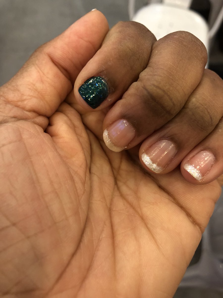 deelicious624's tweet photo. Nails are good Togo for the holidays https://t.co/TfLIINlug2