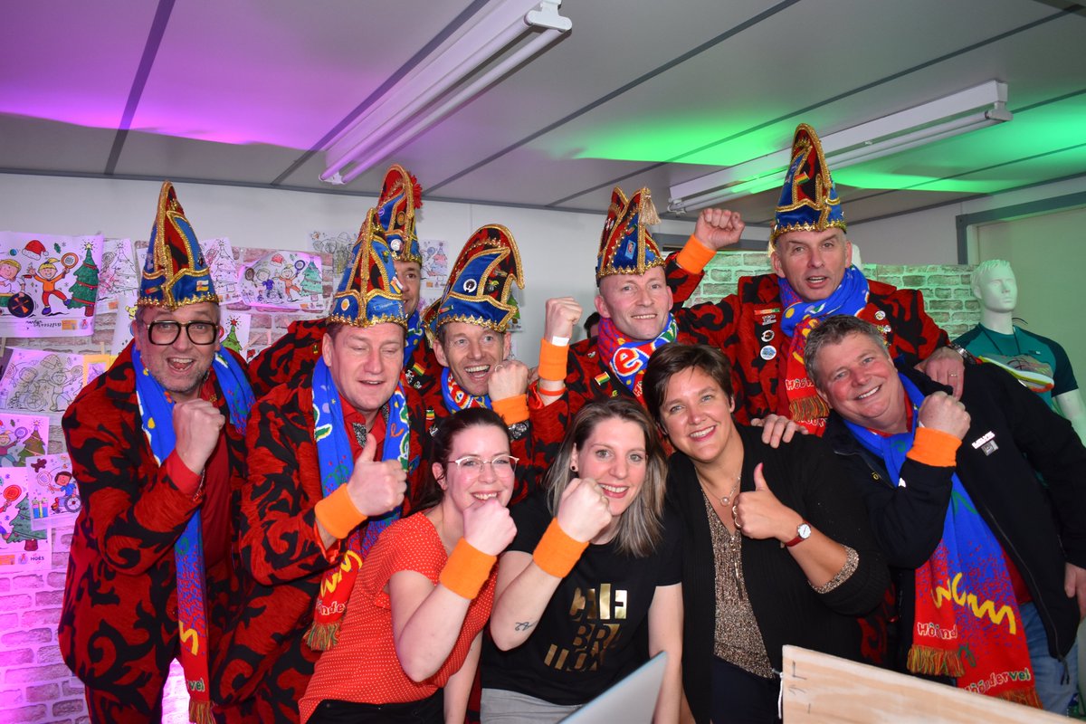 pmhoes's tweet photo. Vanavond hebben Hoondervel opgetreden tijdens Ut P&amp;M Hoés 2019! https://t.co/jENfLF9KDT
