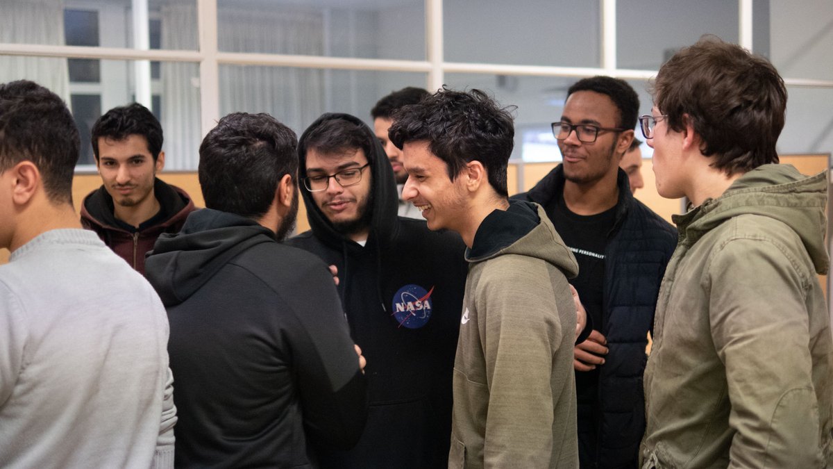 adeproubaix's tweet photo. 🎉Victoire de @roubaix 🎉
Victoire des jeunes adhérents au projet #Escope. 💪 Une trentaine de jeune ont partagés une passion commune pour le #Esport 🕹
Remerciemenent spécial à @Ordinathem pour avoir prêtée le matériel nécessaire à cette rencontre et d'y avoir participée. https://t.co/l8mP0TaXma