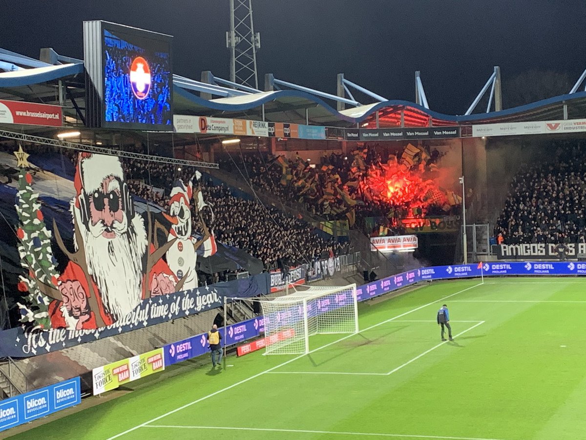 TabianHassing's tweet photo. Verdiend punt gehaald bij @WillemII. Goede sfeer in mooi en goed gevuld stadion.  @FortunaSittard @VoetbalpraatFS https://t.co/p0JS0k2xE5