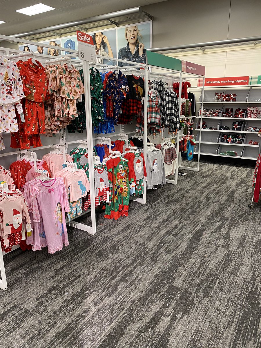 ChrisMi02869658's tweet photo. When asked to fill the floor and make it look amazing we make it happen here at #T1902 @Target @veramay11 @Lexi_Cooley_ @settoselltarget #4daystillchristmas #target https://t.co/3DBK2hYYnR
