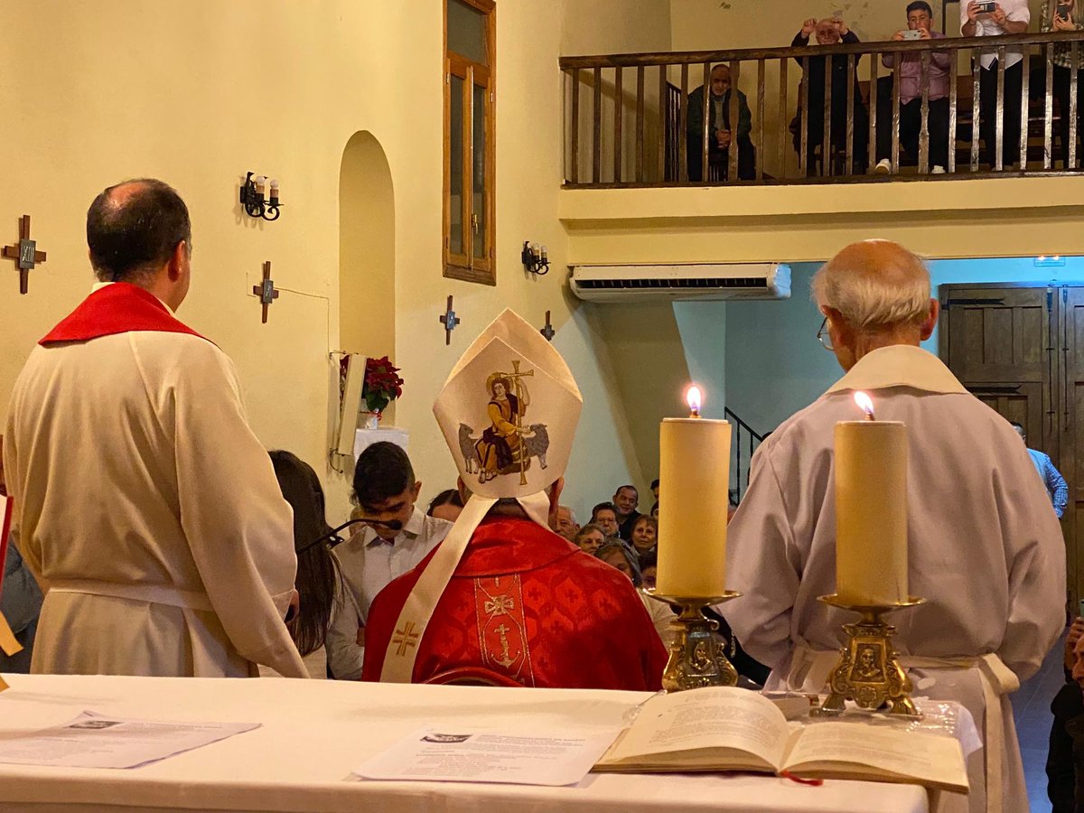 Obispofcerro's tweet photo. En la parroquia de #Azabal #confirmaciones de un grupo de chicos y adultos que quieren seguir a Cristo con todas las consecuencias. https://t.co/r9yNibrAgV
