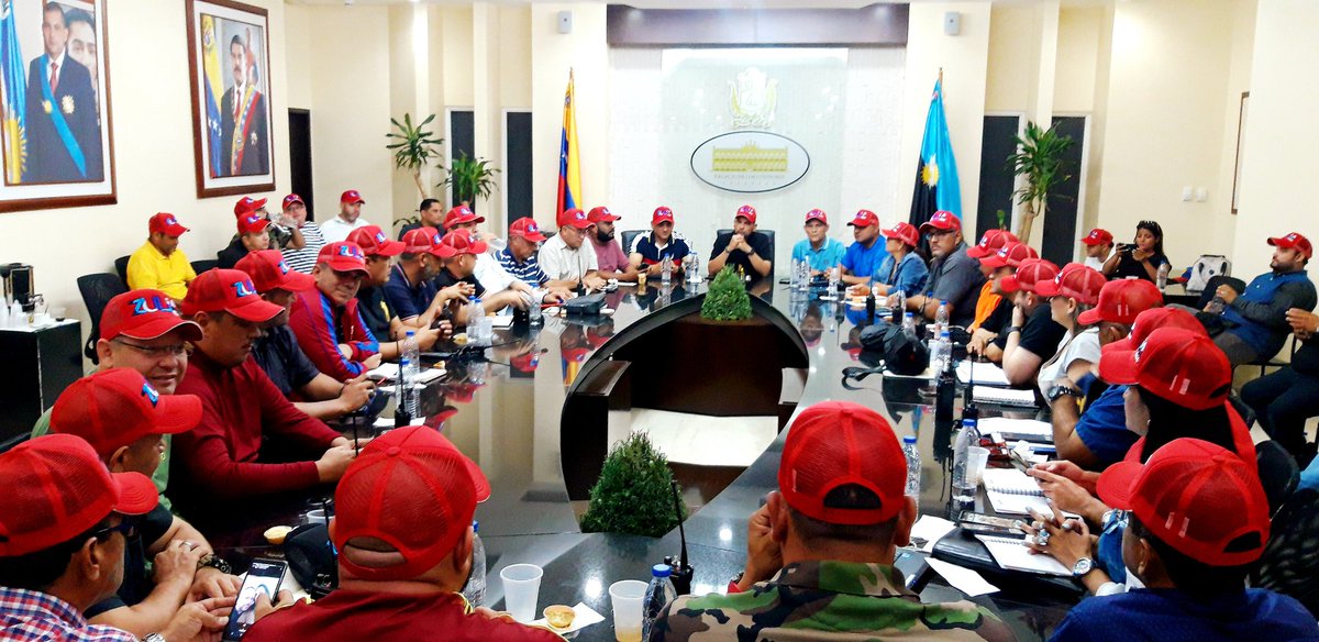 Omar_PrietoPSUV's tweet photo. Con la gorra roja de #ZuliaMia recibimos el espiritu de la navidad con más trabajo; con esta Corporación de Infraestructura que en apenas 4 meses logró la modernización del Puente sobre el Lago, Teatro Baralt, Museo Urdaneta, Hospital Central, en otros.
#VenezuelaUnidaPorLaPaz https://t.co/EopHClu0DR