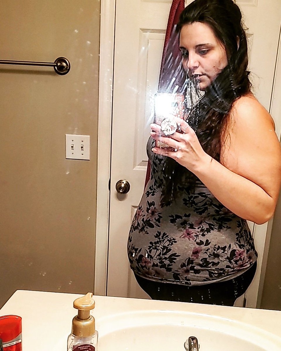 18 week bump 🤰🏽👶
#18weekspregnant 
#plussizepregnancy